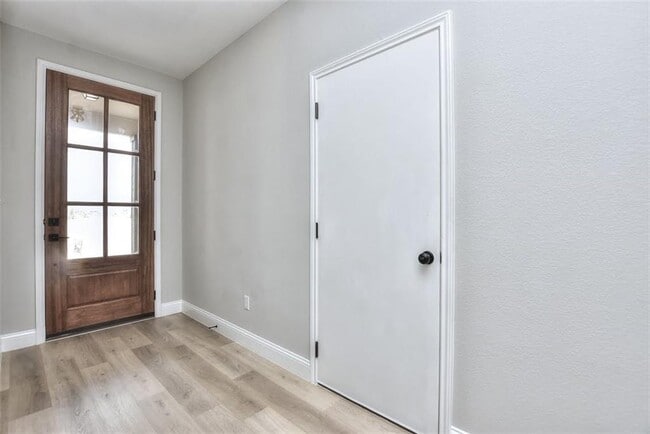 Building Photo - 204 Russet Trl