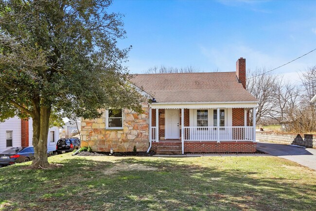Foto del edificio - Beautiful three-bedroom single family home...