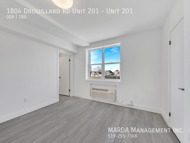 Photo du bâtiment - NEWLY RENOVATED BACHELOR UNIT IN EAST WIND...