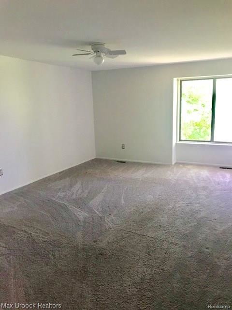 Foto del edificio - 327 Willow Grove Ln