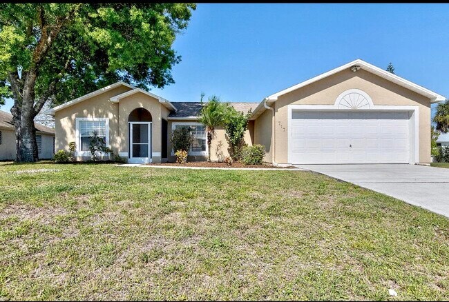 Building Photo - 717 Tulip Dr
