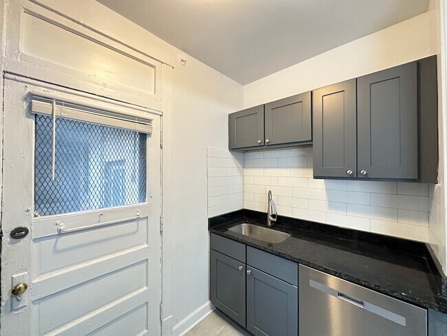 Foto del edificio - 1321.5 W Estes Ave