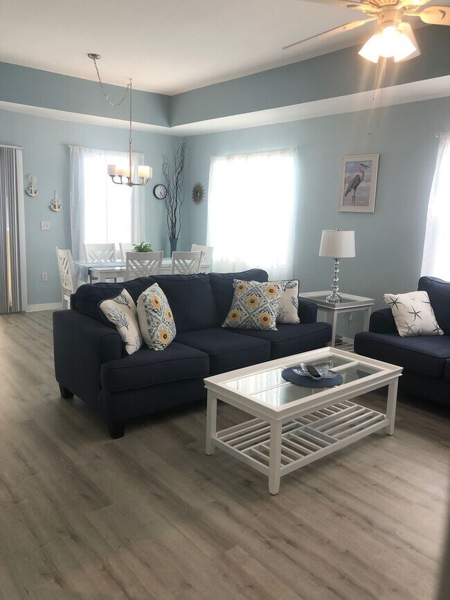 Building Photo - Beautiful furnished 2/2 unit becoming avai...