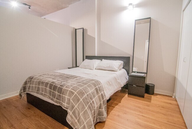 Foto del edificio - 5/1 Start! Pet Friendly! 1bd/1bth with Bal...