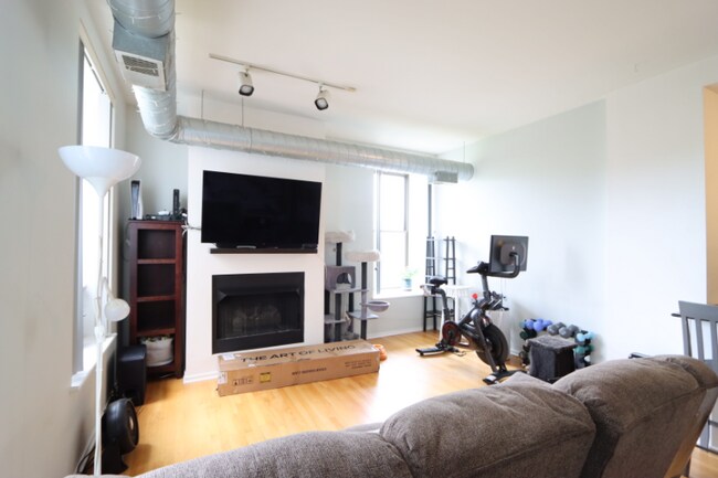 Building Photo - 811 S Lytle St