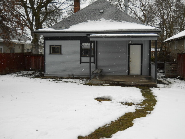 Building Photo - Cute 2bd/1ba Vintage Bungalow