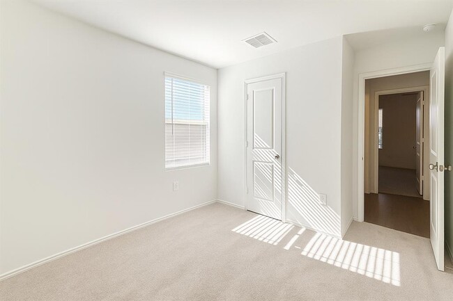 Foto del edificio - 461 Whoopers Lp