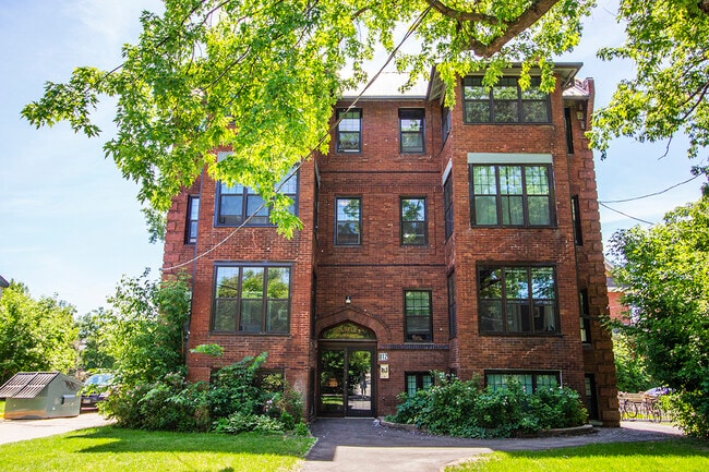 Building Photo - 812 Wolseley Av
