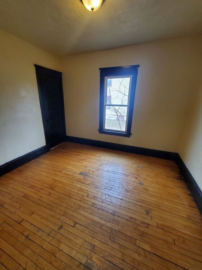 Building Photo - 3162-3164 N Richards St - Duplex