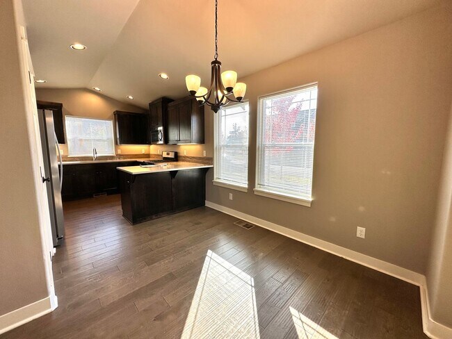 Building Photo - Beautiful Newer 3 bdrm 2 bath Home!