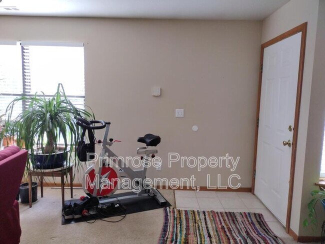 Building Photo - 950 Monterey Way - 4