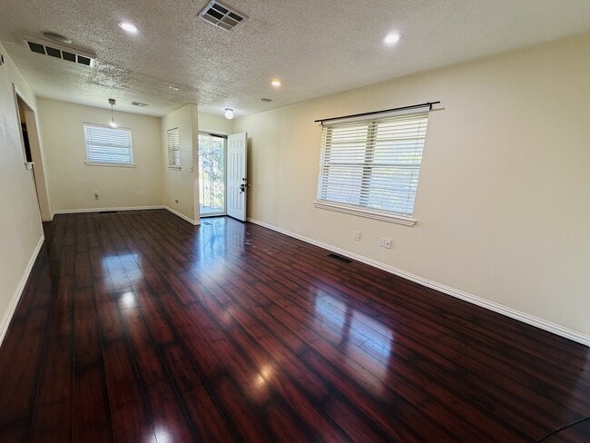 Photo - 120 Elwood Dr House