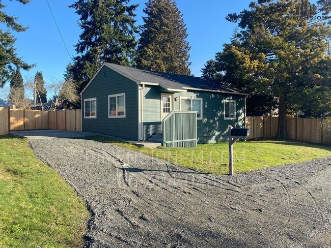 Foto del edificio - Charming Rambler 2-Bedroom Home with Fully Fenced Yard in Bremerton!