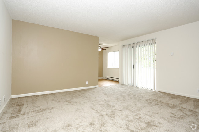 1x1 living room and dining room - Oak Pointe Apartments