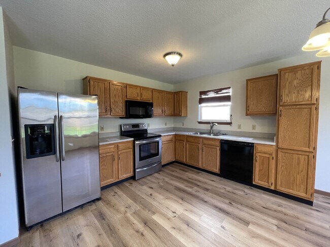 Building Photo - 3 bedroom 2 bathroom ranch-style home in t...