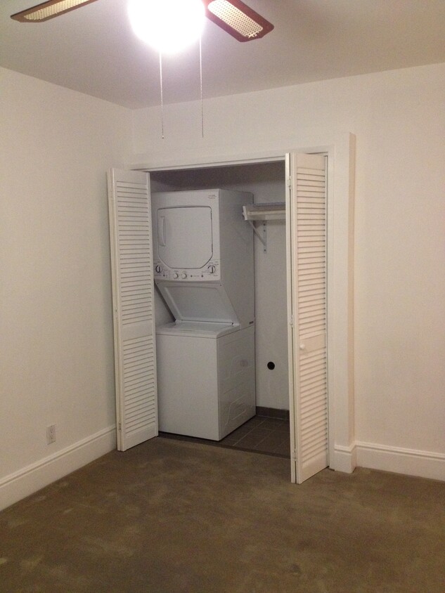 Washer/Dryer, Closet - 1457 E Palm Ave