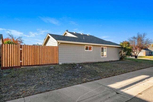 Building Photo - Move In Before 3/31 And Get $300 Off The 1...