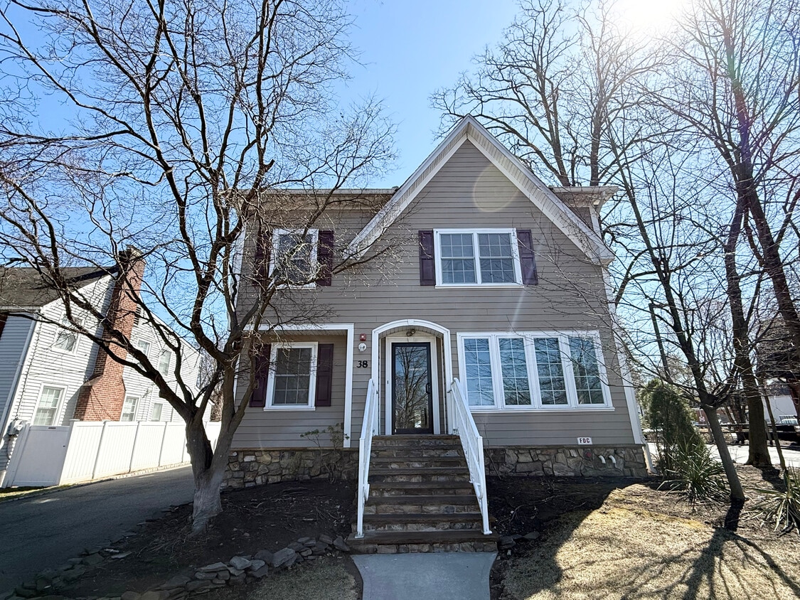Frente - 38 Roseland Ave