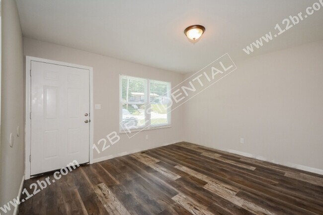 Building Photo - Amazing 3-Bed 1-Bath Home in Ferguson with...
