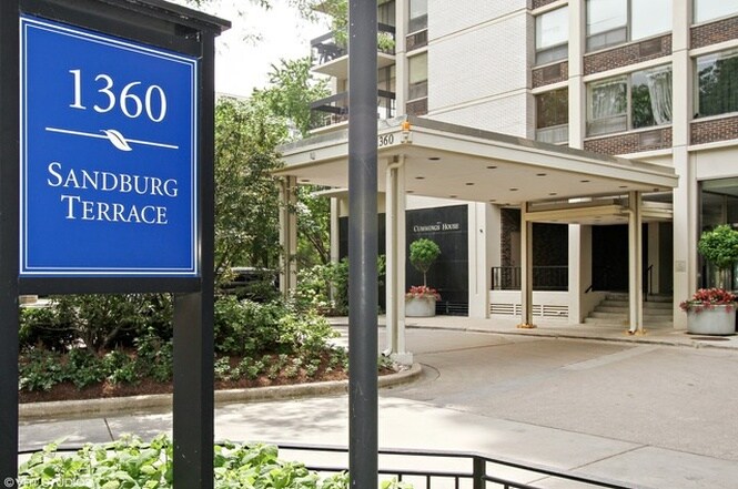 Exterior - 1360 N Sandburg Terrace