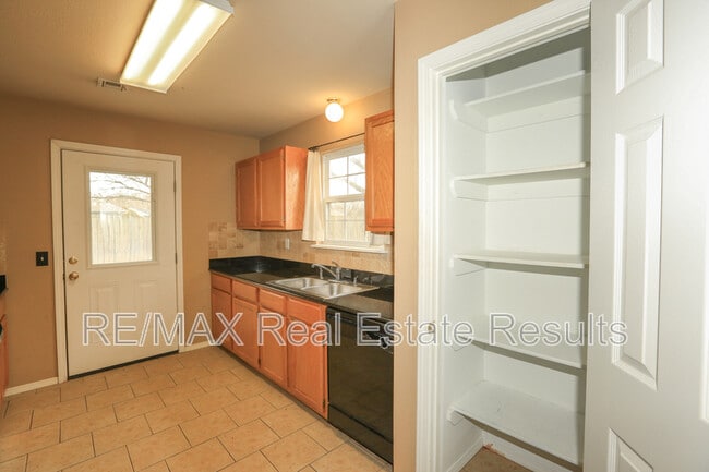 Building Photo - 1207 Tunbridge Dr