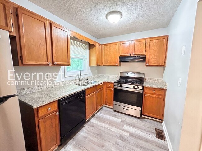 Building Photo - 3 Bed/2 Bath Home with Garage / Pet-Friendly / Coming Soon!