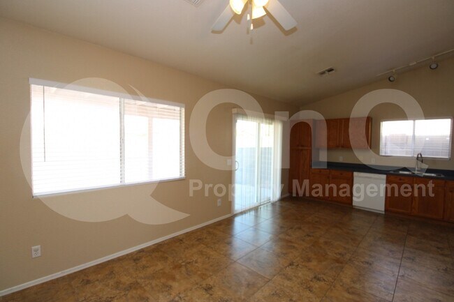 Foto del edificio - 16124 W Madison St