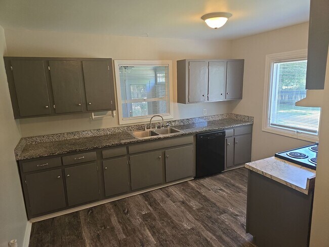 Building Photo - 3 bedroom 1 bath house