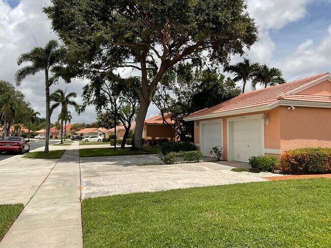 Foto del edificio - 5574 Royal Lake Cir