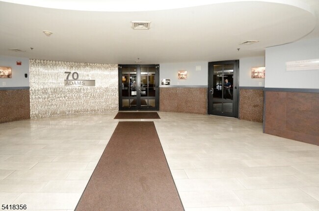 Foto del edificio - 70 Adams St