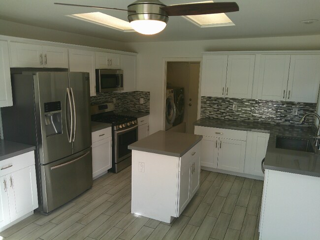 Foto del edificio - 973 Cedar Pines St