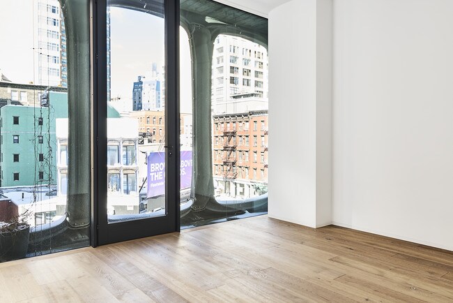 Foto del edificio - 325 W Broadway