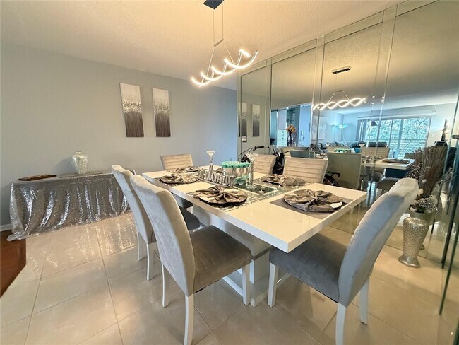 Building Photo - 2304 Lucaya Ln