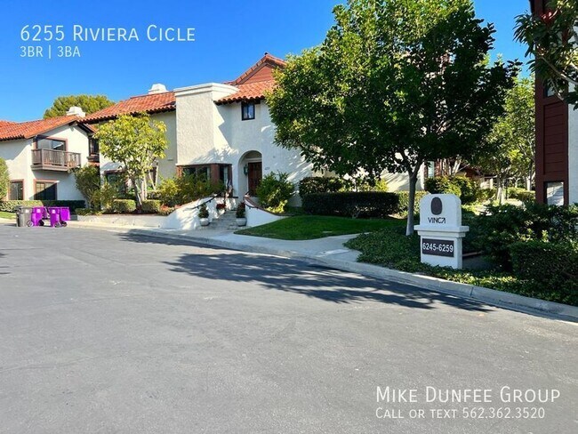 Foto del edificio - Fully Furnished Three Bedroom Townhouse in...
