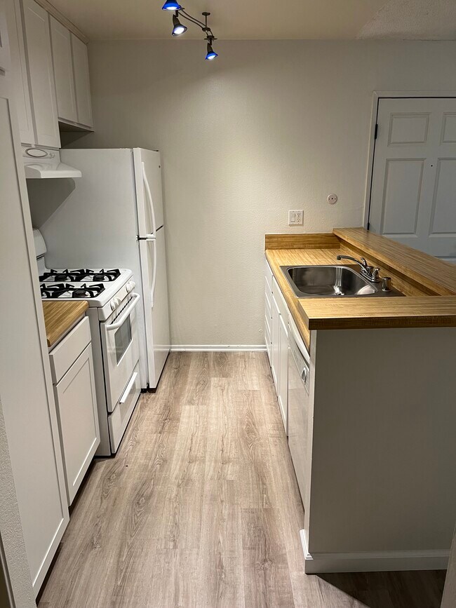 Cocina - 18645 Hatteras St