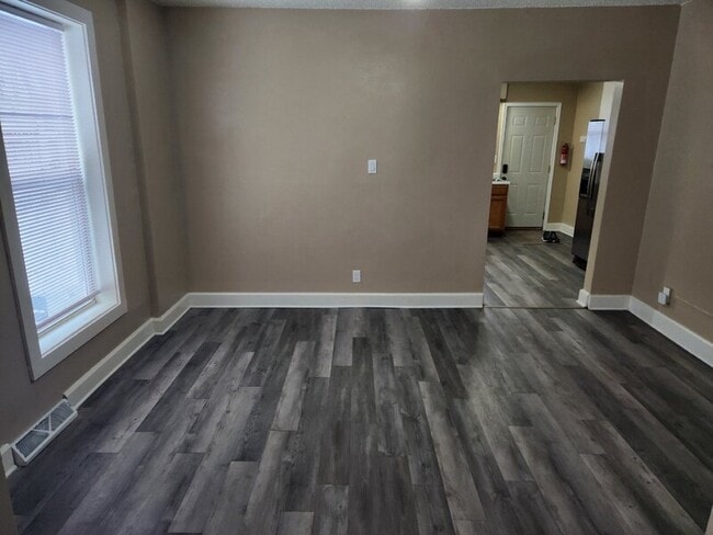 Building Photo - 406 7th St