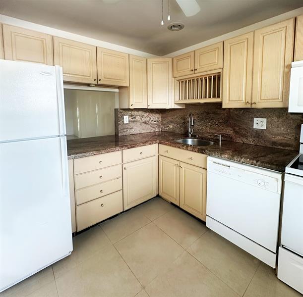 Building Photo - 7500 NW 5th Ct