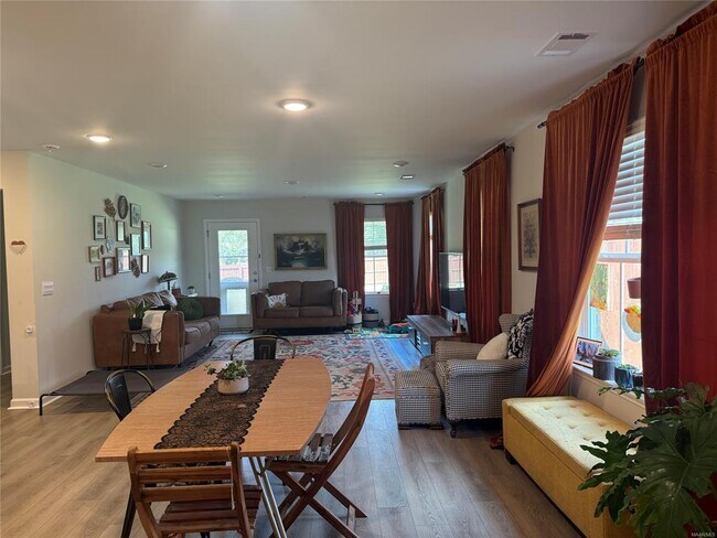 Foto del edificio - 424 Kohn Dr