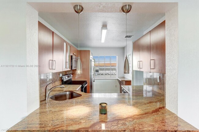 Building Photo - 3 br, 2.5 bath Townhome - Bonita Villas Condo