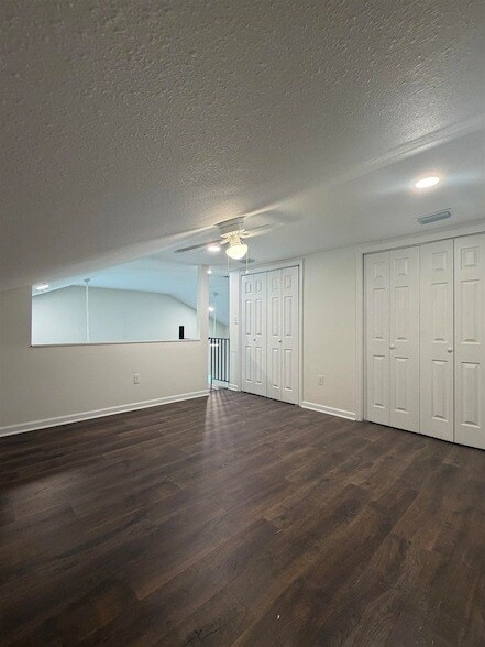 Foto del edificio - 2212 Paul Russell Cir