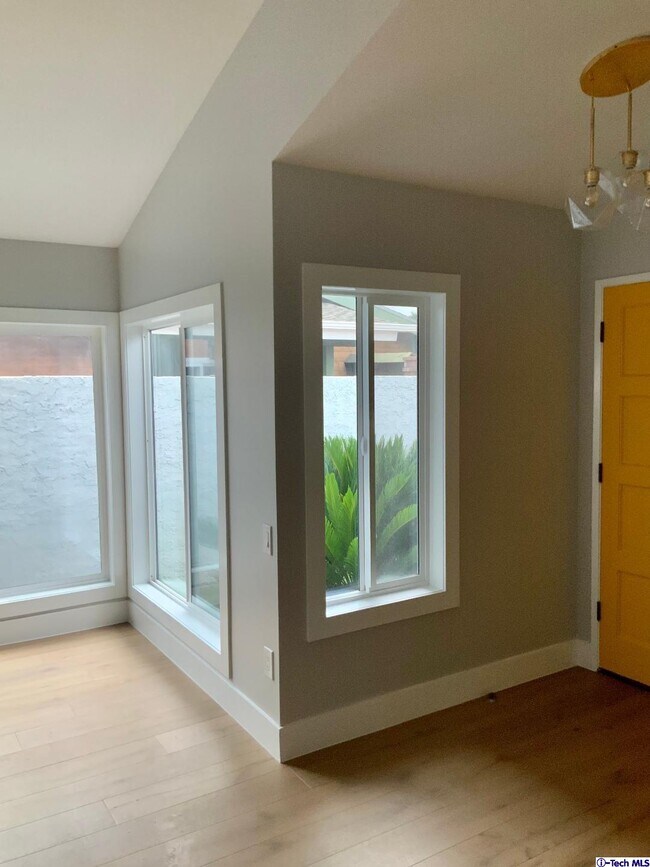 Foto del edificio - 1148 N Poinsettia Ave