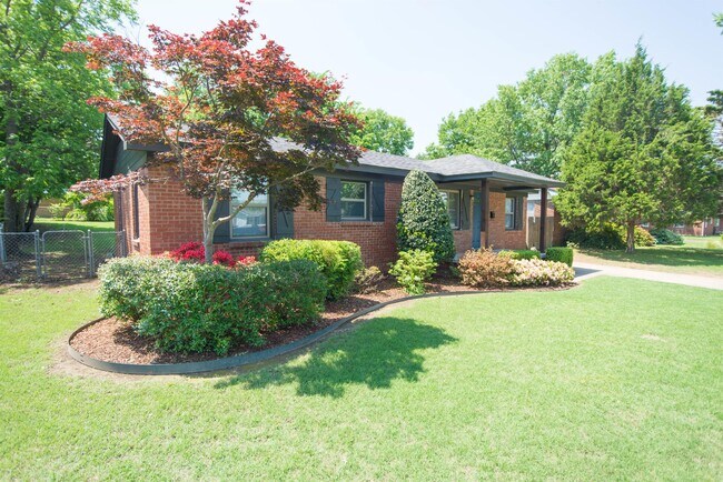 Building Photo - 6010 E 18th St