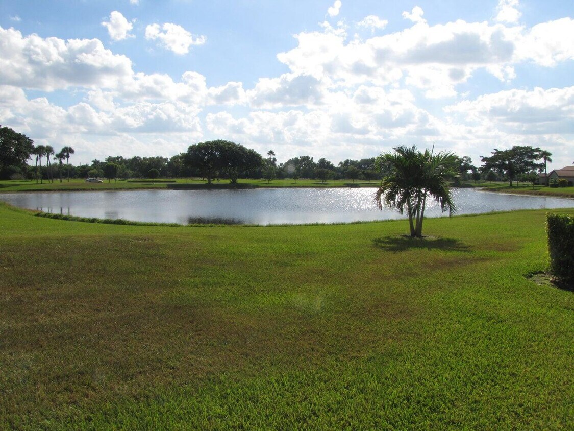 Foto del edificio - 5890 Parkwalk Cir W