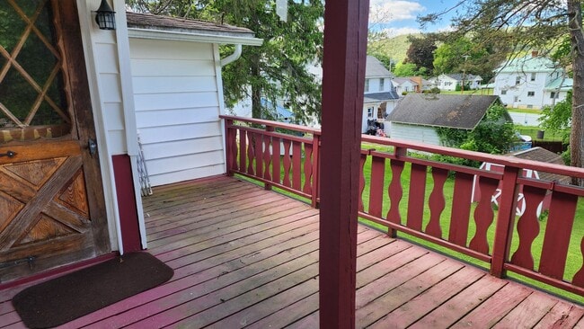 Building Photo - Charming Three Bedroom Cape Cod Home for R...