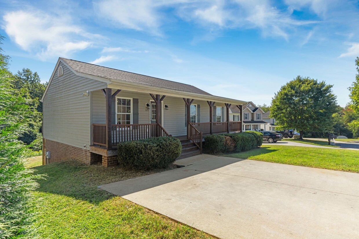 Primary Photo - Spacious 4-Bedroom Home in Quiet Cul-de-Sac
