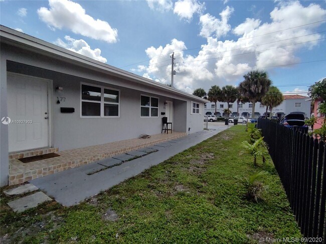 Building Photo - 175 NE 168th St