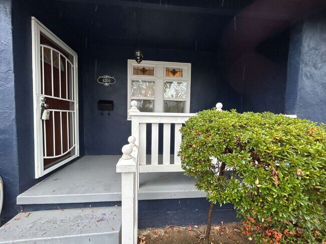 Foto del edificio - Cute 2 bedroom 1 bath in Tahoe Park Sacram...