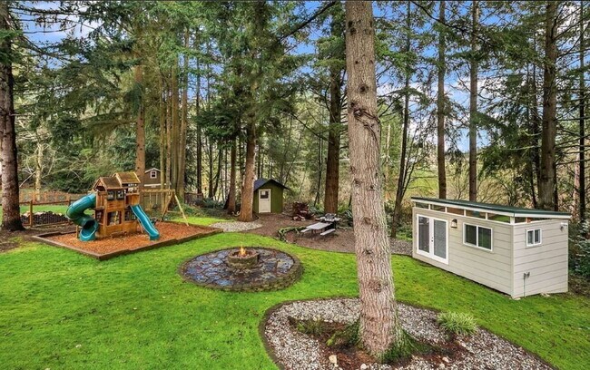 Building Photo - Charming Lynnwood/Bothell area Home For Rent with large 1/2 acre lot Available Now!