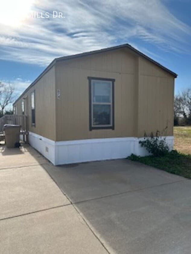 Building Photo - 674 W Mills Dr