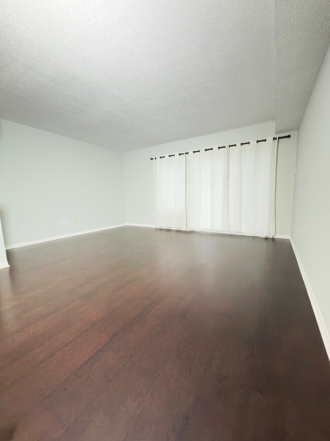 Living room - 243 Deercroft Av